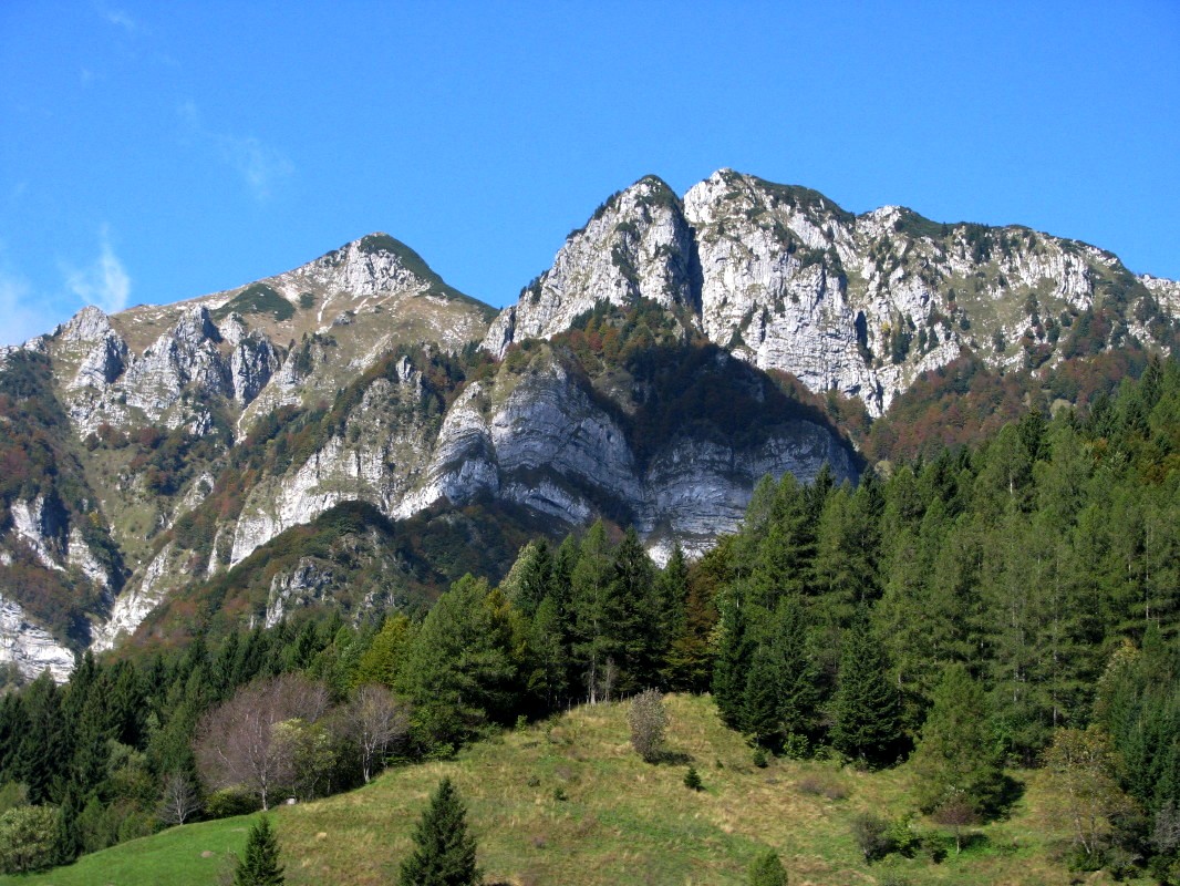 Rušni vrh (1768 m), sedlo Preval (1590 m) in Šoštar (tudi Kontni vrh,1646 m)