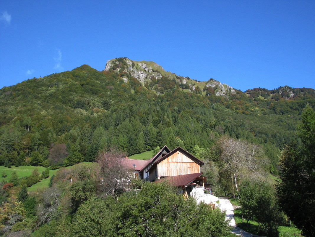 Kobla (1498 m) z robom Bisagarjevega rovta (1370 m) z Bače vidna veliko bolj mogočno, kot iz Bohinja - je skoraj neopazni vrh južno nad smučiščem Kobla
