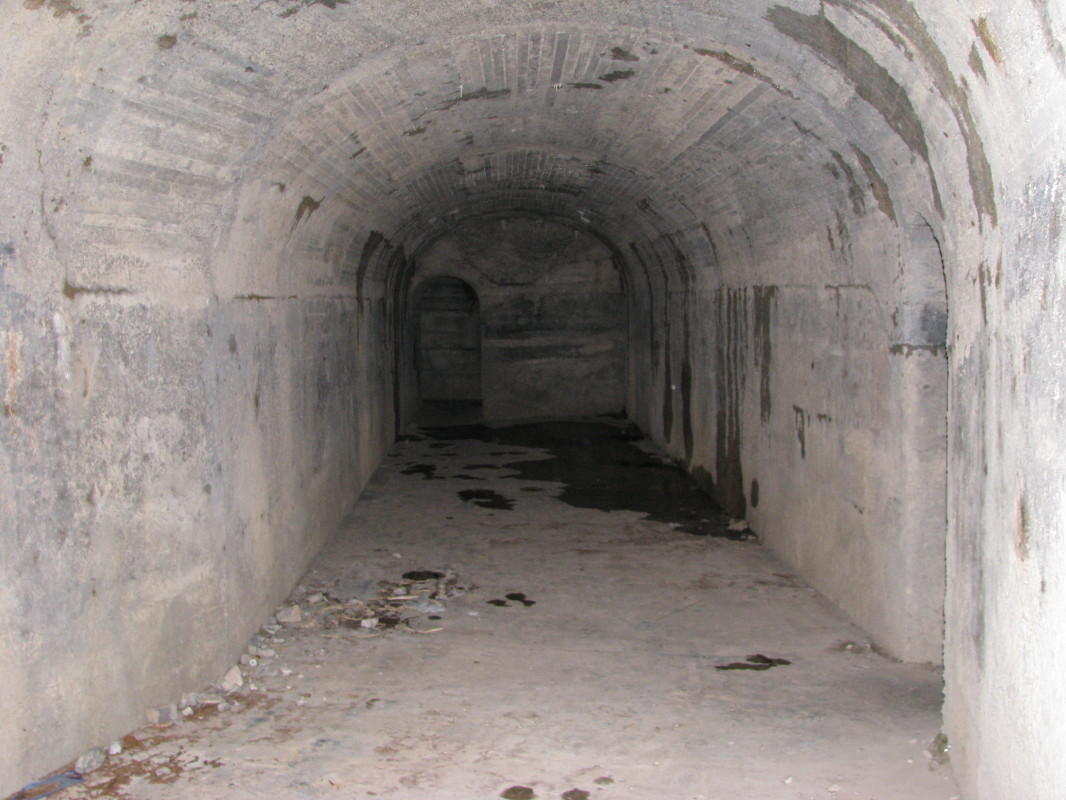 Temna notranjost največjega od številnih podzemnih, ter temnih hodnikov in prostorov pod vrhom Lajnarja (1579 m)