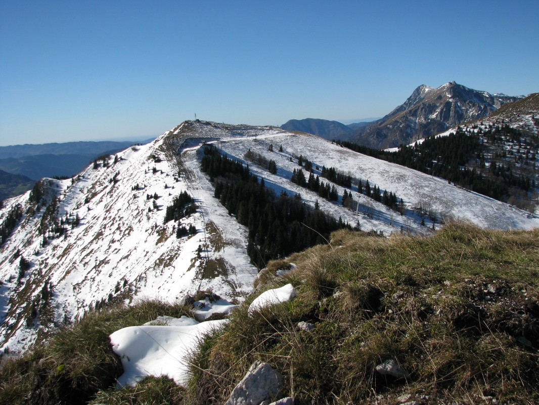 Na vzhodnem vrhu Dravh (tudi Travh, 1547 m) proti Lajnarju (1549 m), v ozadju Kobla (1598 m), Rušni vrh (1786 m), Črna prst (1844 m), Matajuraki vrh (1936 m) ...