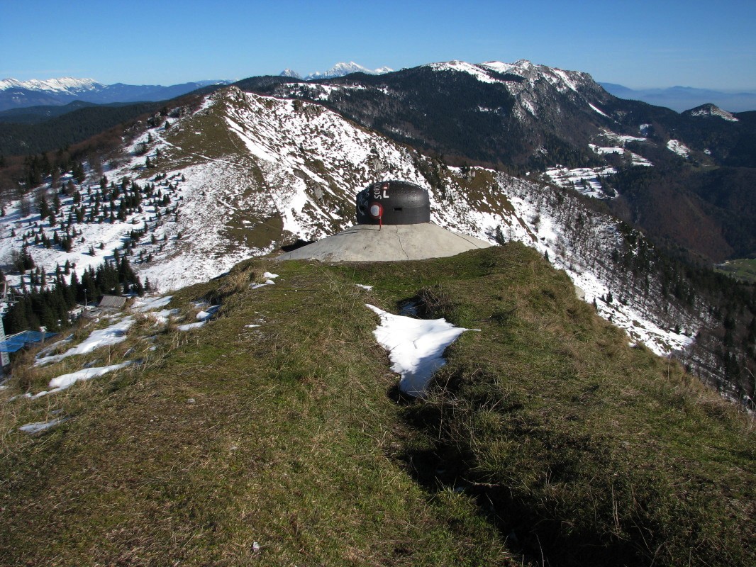 Vzhodni vrh Dravh (tudi Travh, 1547 m) nad Soriško planino (1307 m), z Lajnarja (1549 m) v smeri pogorja Ratitovec (Dajnarska planina - 1420 m, Kremant - 1658 m, Altemaver - 1678 m, Gladki vrh - 1667 m, Kosmati vrh - 1643 m)