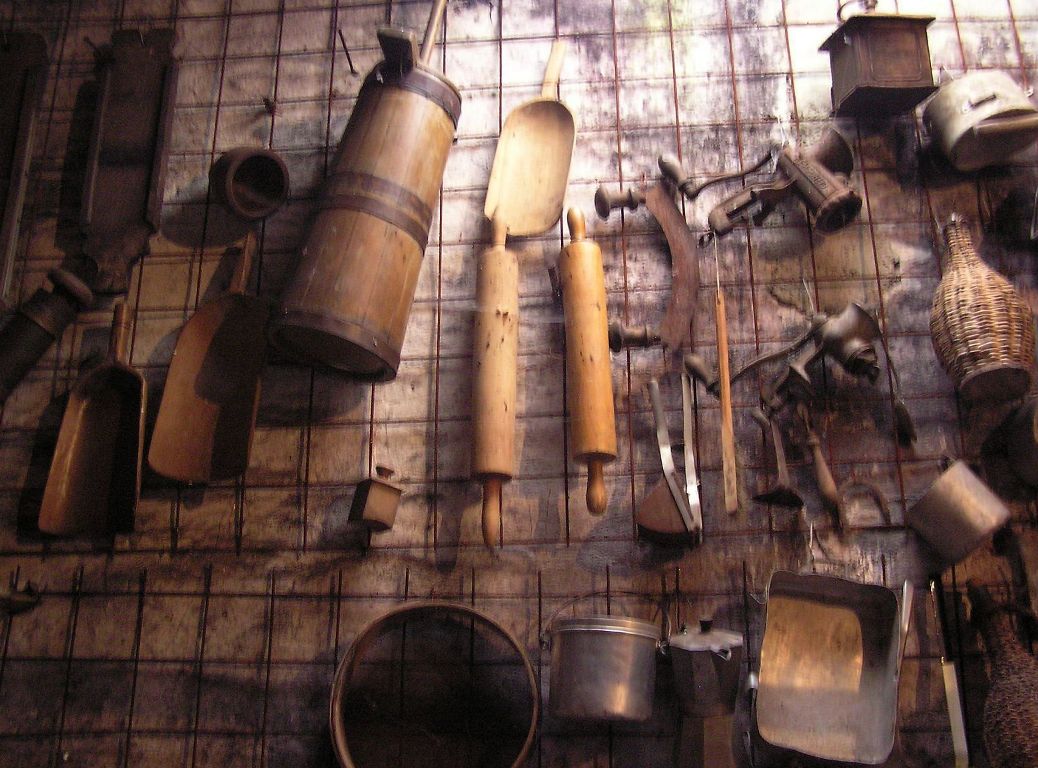 Razstavljena stara orodja na steni domačije Pr' Vrabči, kjer smo kupili in preizkusili njihove dobrote