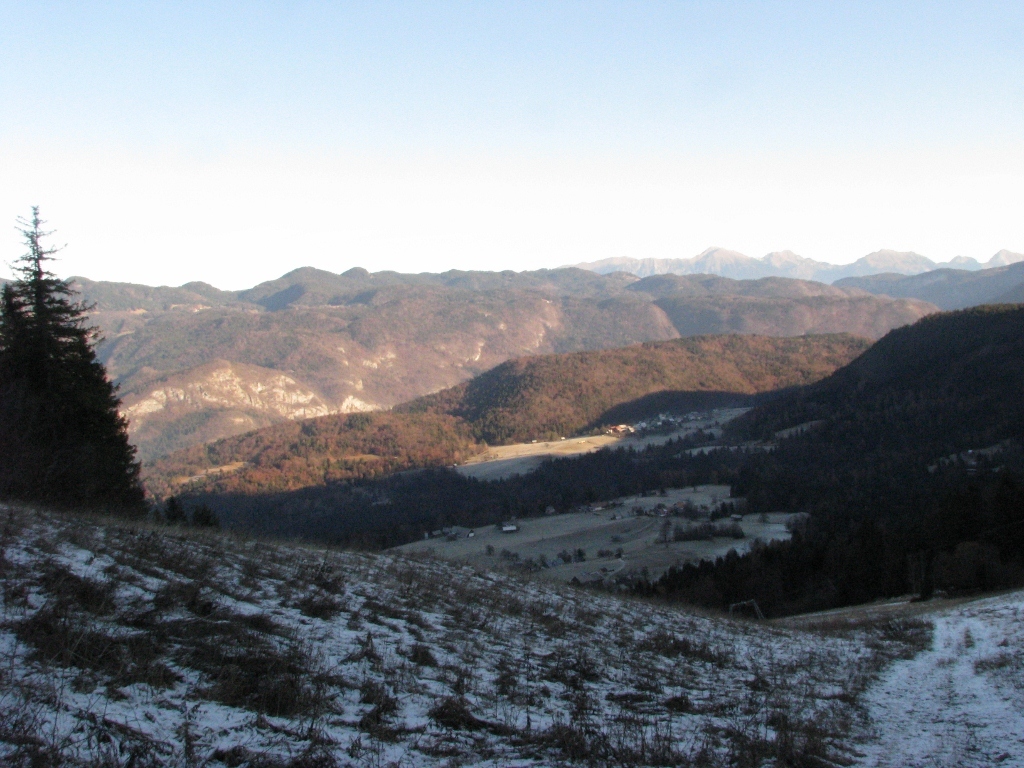 S Smučišča Kobla (939 m) s pogledom v smeri Rečevnice (832 m) s Pokljuko (1350 m) in grebenom Karavank v ozadju