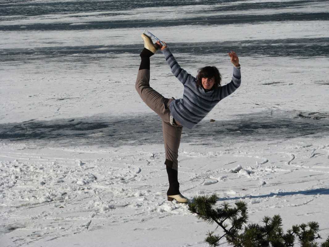 Naključni posnetek inozemske turistke na zamrznjenem jezeru ob hotelu Toplice