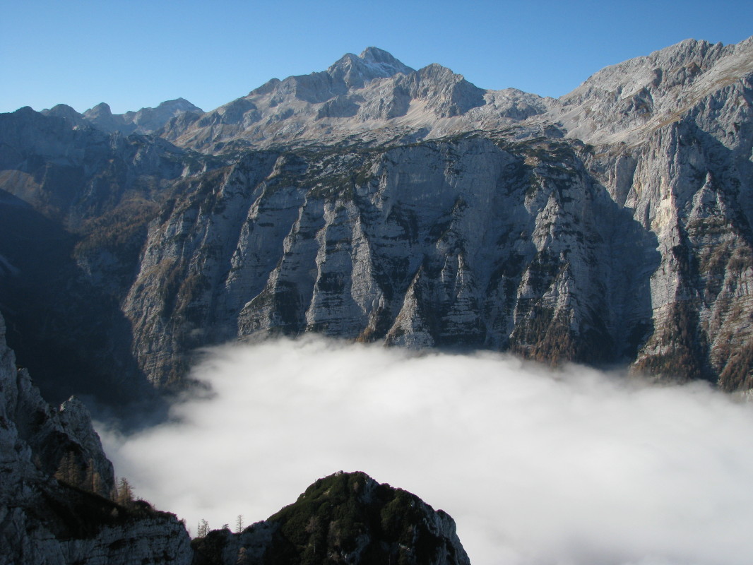 Zadnji vrh in obenem najbolj vzhodni dvatisočak Julijskih Alp pada v Krmo z odsekano steno, katere zgornji del je viden iz nižine. Položna, južna in vzhodna pobočja prekriva pokljuški gozd do venca gora nad planino Lipanca
