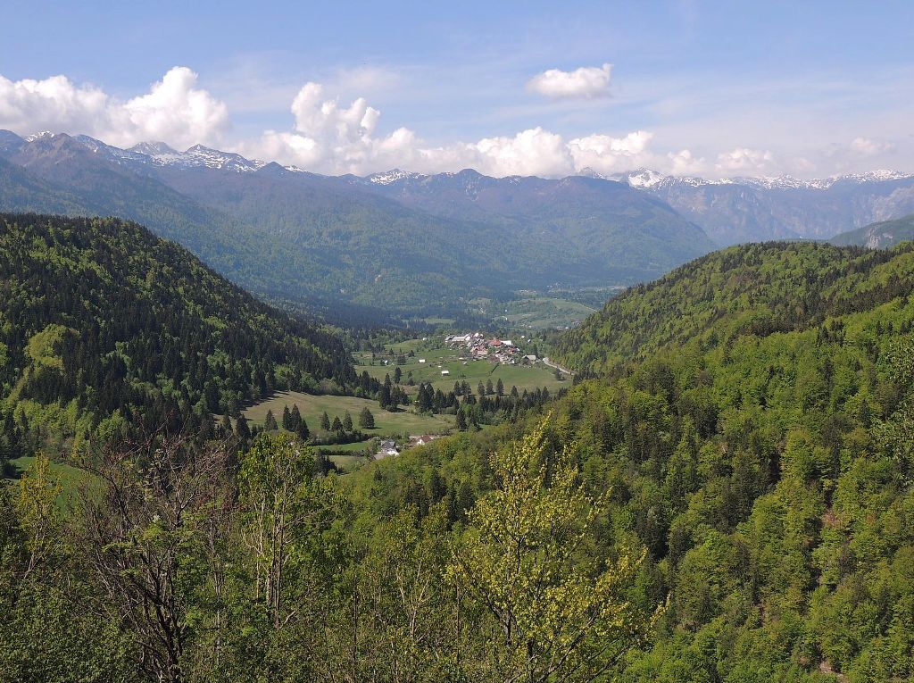 Panoramski pogled s Pekovca (839 m), vzhodno nad zaselkom Lome (671 m) in vasjo Nemški rovt (674 m) v smeri Rečevnice (832 m) in bohinjske doline