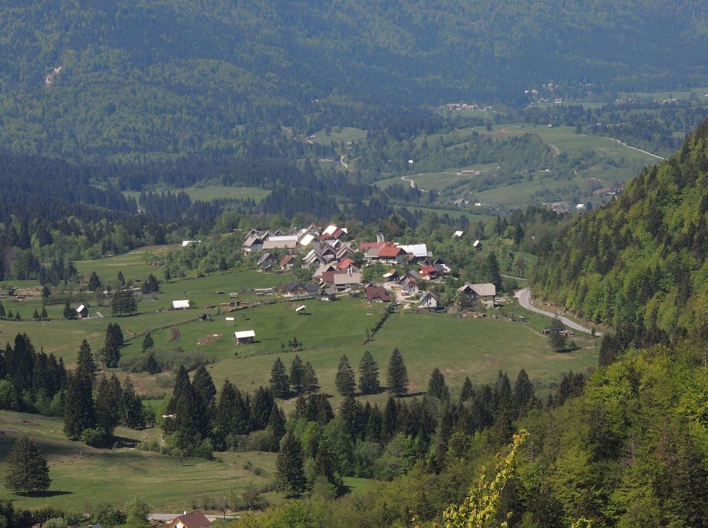 Panoramski pogled s Pekovca (839 m), vzhodno nad Nemškim rovtom (674 m) v smeri Rečevnice (832 m) in bohinjske doline