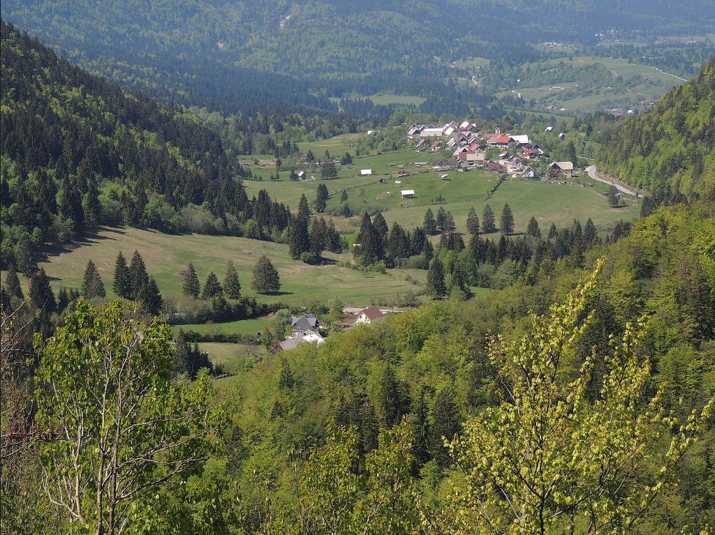 Panoramski pogled s Pekovca (839 m), vzhodno nad zaselkom Lome (671 m) in vasjo Nemški rovt (674 m) v smeri Rečevnice (832 m) in bohinjske doline