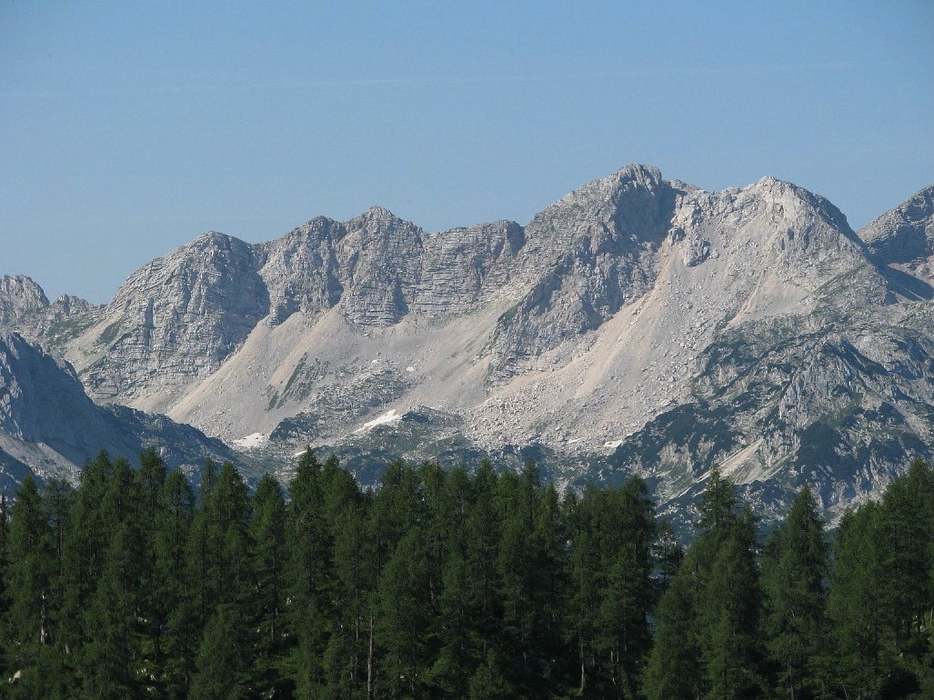 Pogled z razglednega severnega roba nad planino Ovčarija (1660 m) proti sedlu Škrbina (1915 m), Vrh konte (2014 m), Podrta gora (2061 m) in Mali vrh (2015 m)