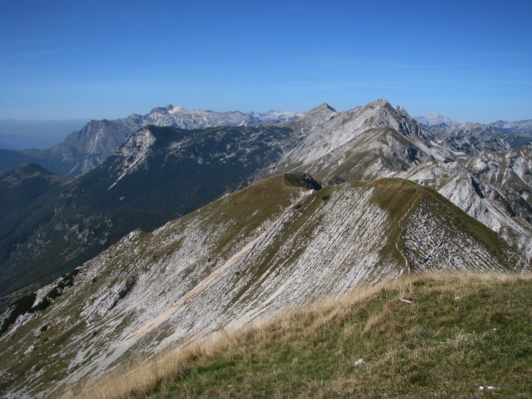 Greben z Vogla (1922 m) proti zahodu do Krna (2245 m) - (jesenski posnetek)