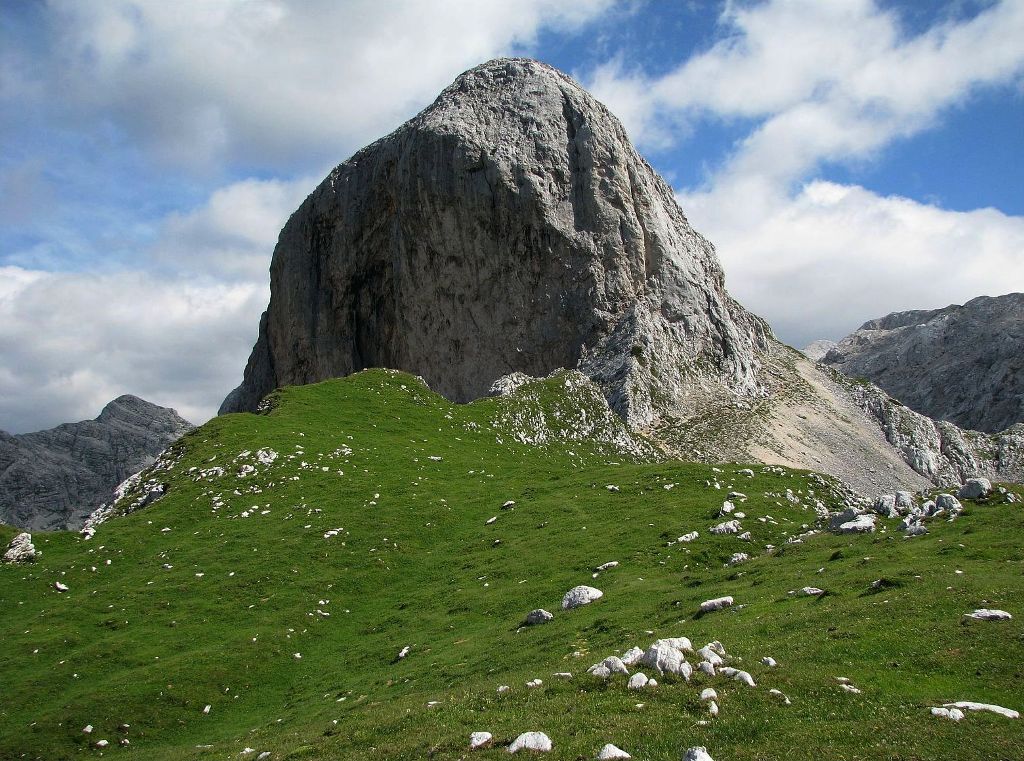 Na omenjenem grebenu pa najbolj izstopa prav previsni trebuh Kopice (2192 m) in si vsekakor zasluži, da ga obiščemo