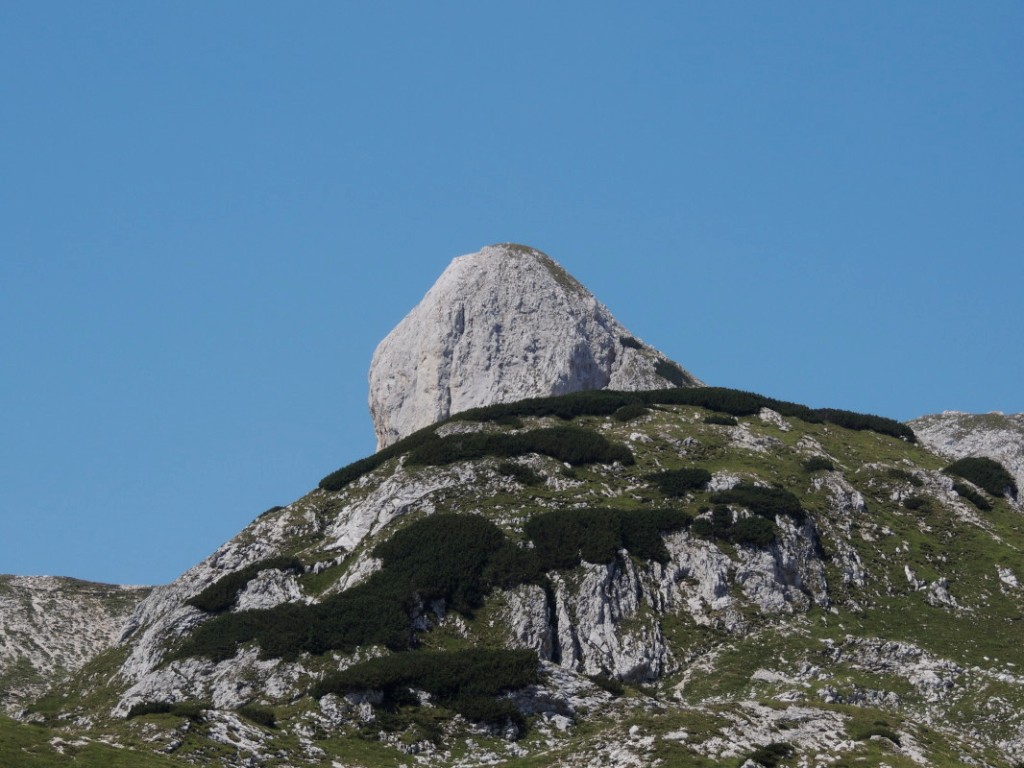 Na omenjenem grebenu pa najbolj izstopa prav previsni trebuh Kopice (2192 m)