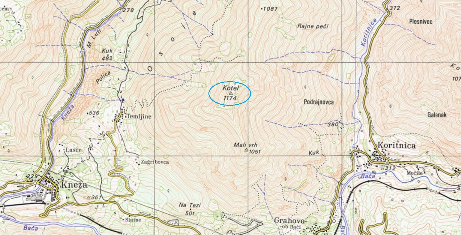 Sledimo stezi po severnem pobočju in višje na sedlo med vzhodnim Malim vrhom (1051 m), odkoder zahodno dosežemo oblo in travnato teme gore