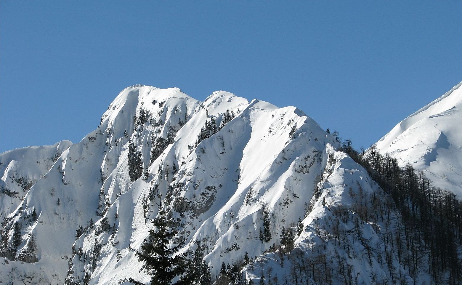 Razgledni greben gore Šoštar, ki deli Gorenjsko od Primorske je še posebno privlačen v zimskem času, njegova pobočja so vedno bogata s snežno odejo ...