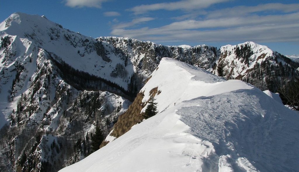 Razgledni greben, ki deli Gorenjsko od Primorske je še posebno privlačen v zimskem času, njegova pobočja so vedno bogata s snežno odejo in nemalokrat nam na turno smučarskih pobočjih nudi nepozabne užitke ...