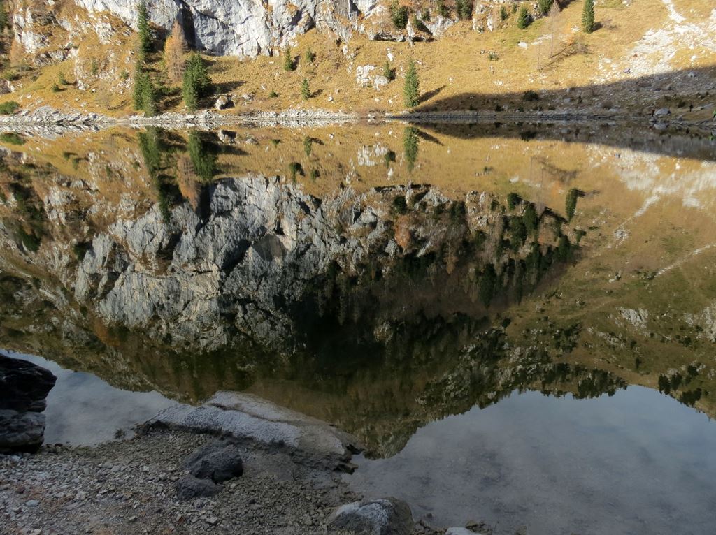 Krnsko jezero z obalo nam pričara poseben zrcalni pogled z okoliškimi gorami na mirnem jezeru