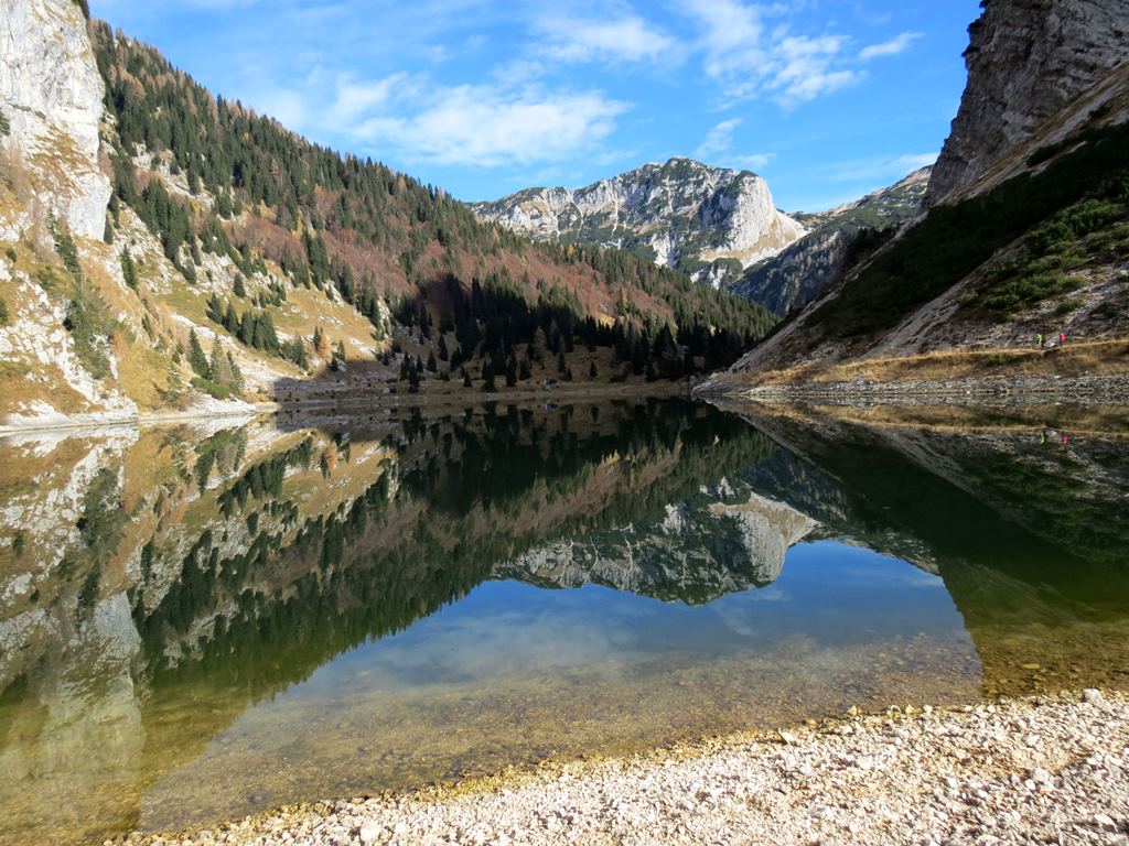 Krnsko jezero z obalo nam pričara poseben zrcalni pogled z okoliškimi gorami na mirnem jezeru