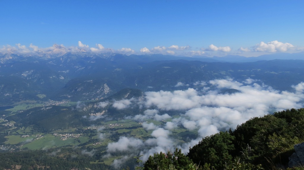 Po grebenskem prečenju dosežemo razgledno teraso, vse imamo kot na dlani, opazujemo našo dolino med Jelovico in Pokljuko z Julijskimi Alpami ...
