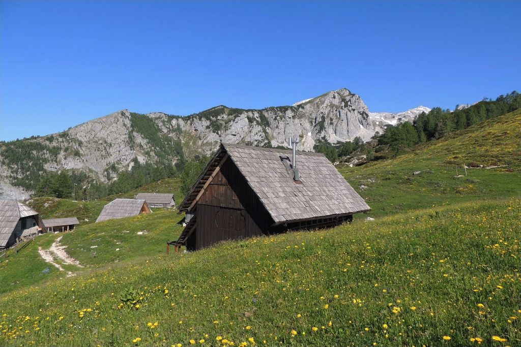 Ogradi (2087 m) s planine Krstenica (1655 m)