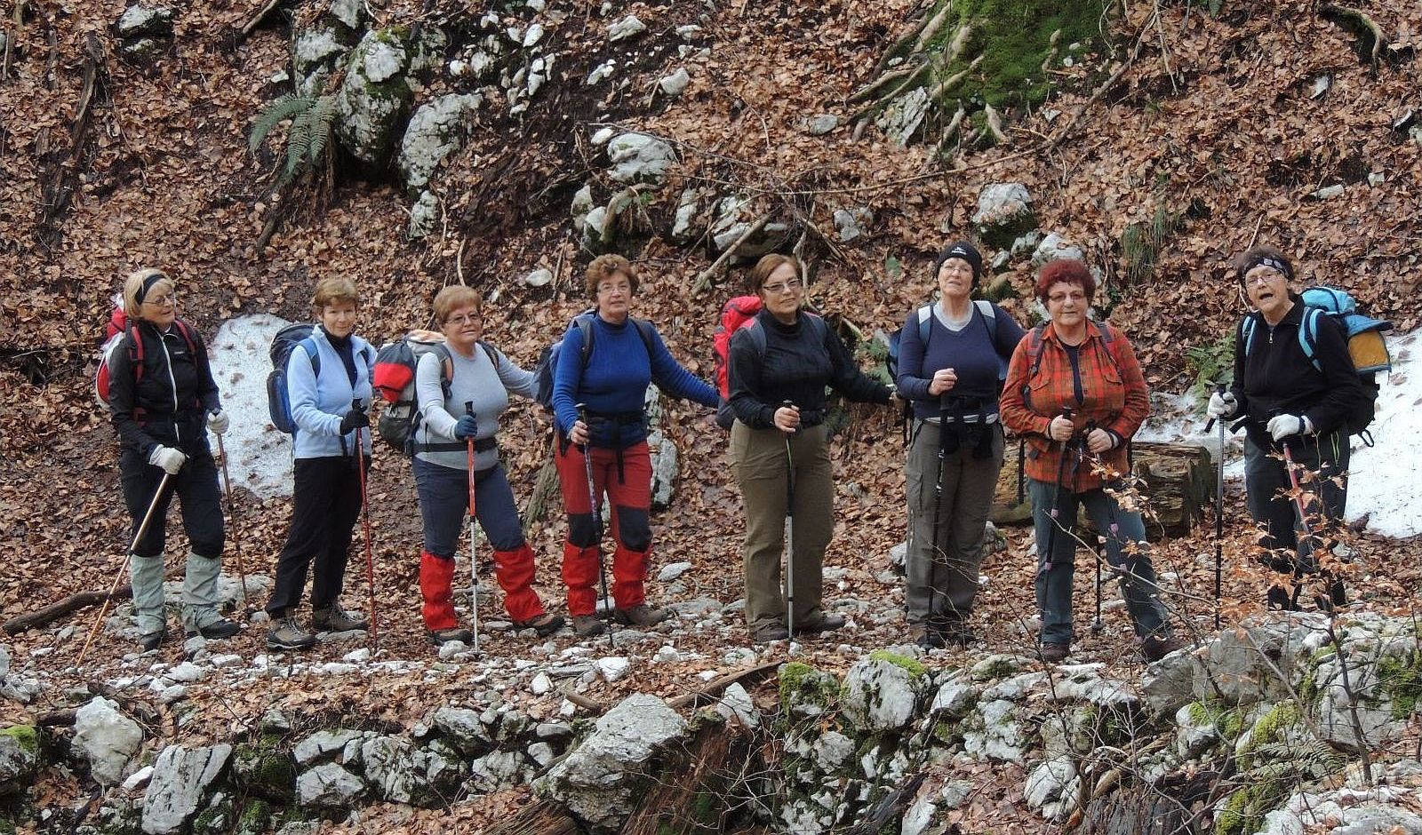 Ponavadi začnemo z dnem od Koče pri Savici (653 m) po klasični mulatjeri mimo Doma na Komni (1520 m) in s krajšim postankom v Koči pod Bogatinom (1513 m) ...