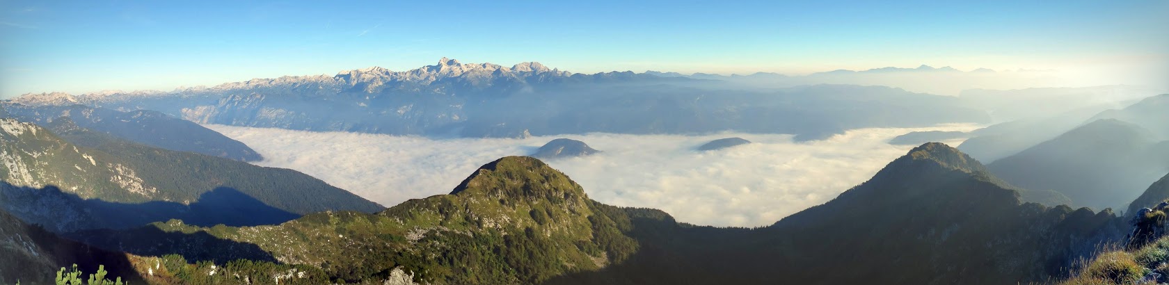  Razgledi po bohinjski dolini na megleno morje in Julijske Alpe so izredni ...