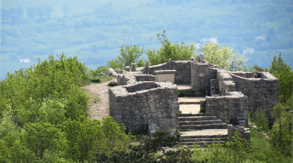 Mimo številnih mejnih kamnov do južnega predvrha Sveti Valentin (538 m), kjer so vidne obnovljene ruševine istoimenske cerkvice