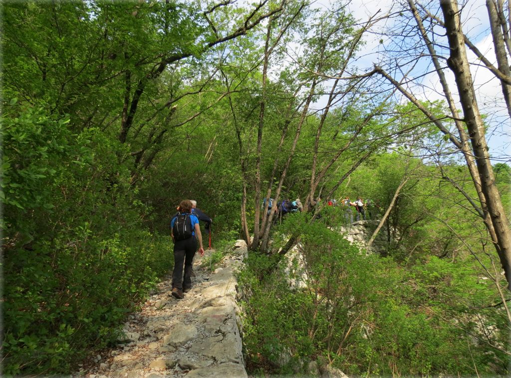 Zmernemu vzponu po stari vojaški mulatjeri sledi strmo nadaljevanje do razgledišča ob klopci s pogledom na Sveto goro in sinjo reko Sočo