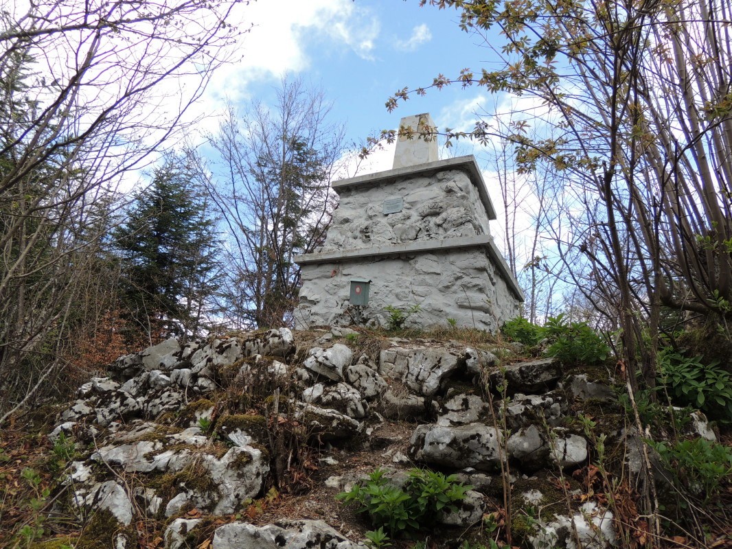 Zmeritvena oznaka, ki je postavljena, na vrhu Stene Svete Ane (964 m) služi kot opazovalni stolp (steber), ta služi samo za potrebe zemljomerstva