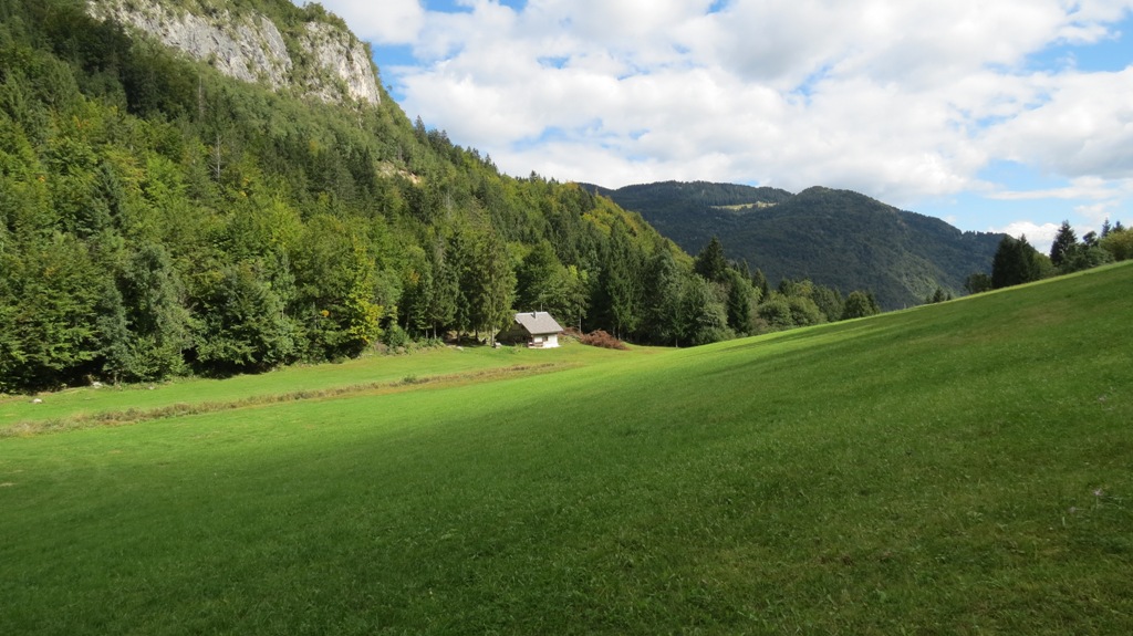 Južno seže nad travnato preval travnika Blatca in ločuje vrh Studor (1002 m). Proti vzhodu z značilno trikotno steno navpično prepada nad dolino s ponujenim razgledom ...