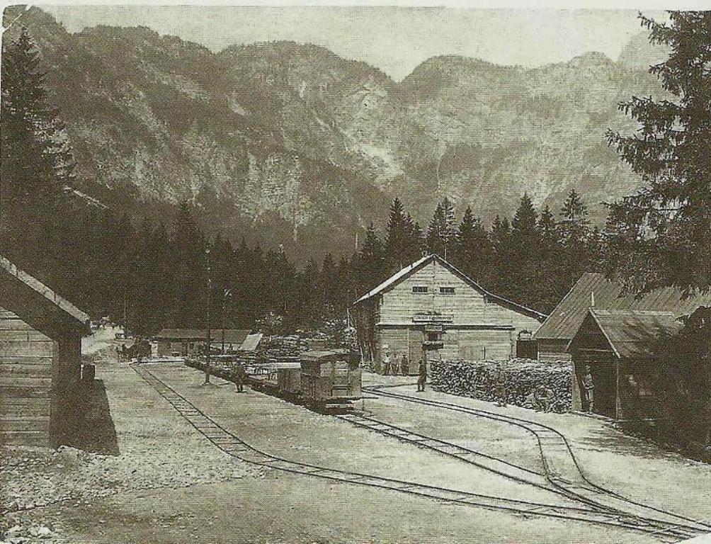 Železnica je delovala še kratek čas po prvi svetovni vojni, leta 1920 so traso uredili v prvotno stanje in železnico podrli ...