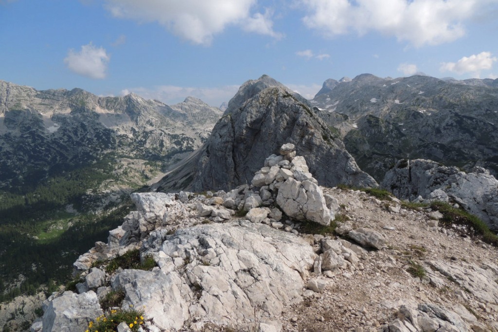 Mala Zelnarica (2320 m), Velika Zelnarica (2310 m), Kopica (2192 m), Velika Tičarica (2091 m), Mala Tičarica (2071 m) in Rušnata glava (1899 m). Ti vrhovi sestavljajo gorsko verigo, ki na vzhodu obroblja Dolino Sedmerih jezer in ji s svojimi rdečimi stenami daje slikovito ozadje