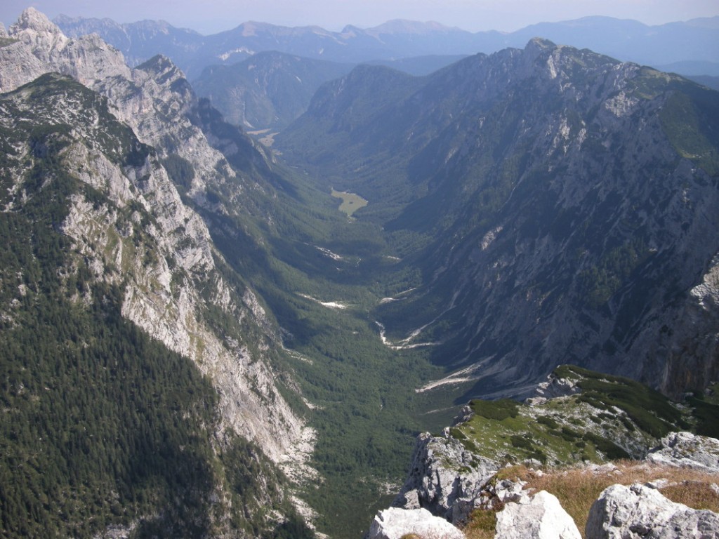 Severovzhodno ob grebenu nad dolino Krme se vrnemo do sedla Na kontah (1800 m) med Velikim in Malim Draškim vrhom (foto arhiv: Tim)
