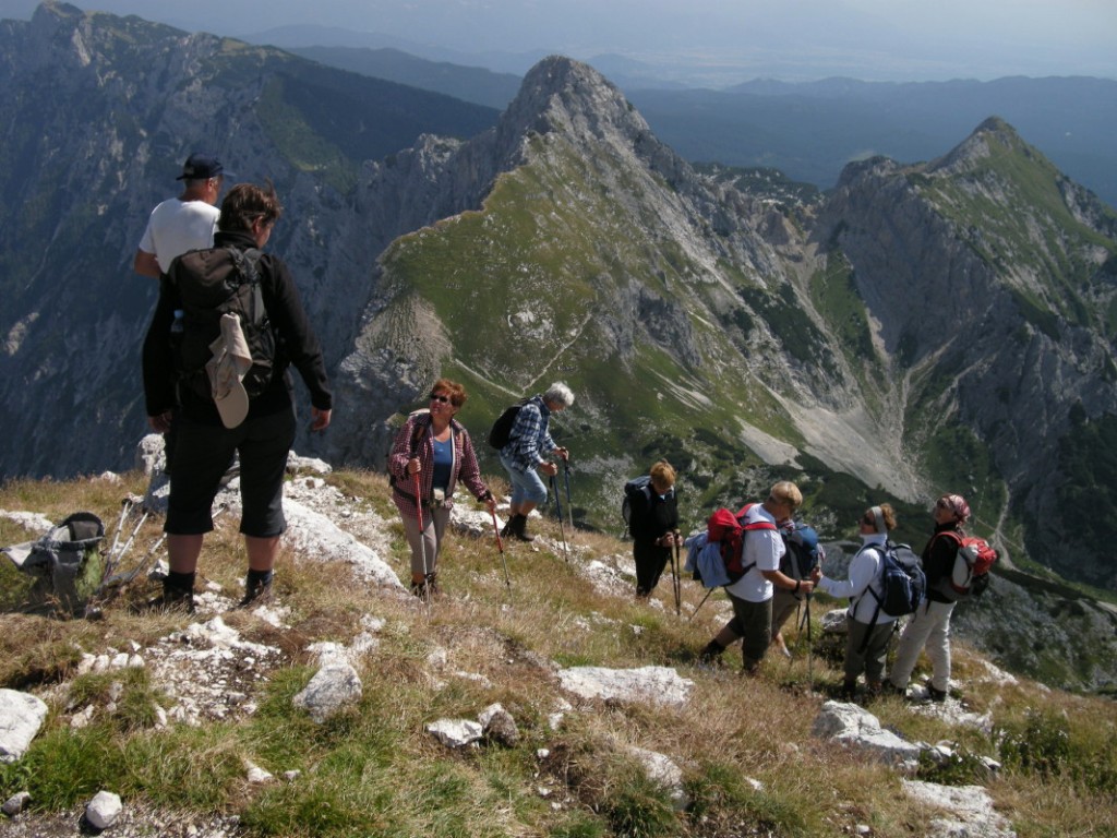 Severovzhodno ob grebenu nad dolino Krme se vrnemo do sedla Na kontah (foto arhiv: Tim)