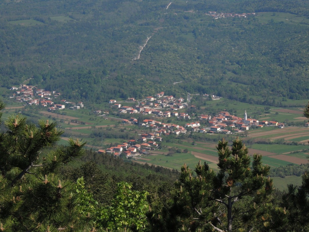 Razgledni stolp omogoča pogled po valoviti pokrajini med Alpami in Jadranom, Sabotinom in sosednjo Sveto Goro, za katero se razprostira veriga zasneženih gora