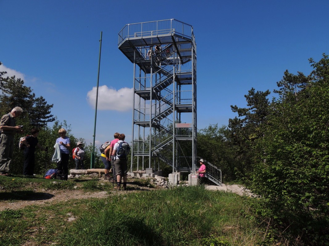 Razgledni stolp omogoča pogled po valoviti pokrajini med Alpami in Jadranom, Sabotinom in sosednjo Sveto Goro, za katero se razprostira veriga zasneženih gora