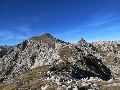 Na Mali Bogatin in Mahavšček, ter po grebenu vzhodno sledim na Vrh Škrli (1924 m) v sedlo na Kserju (1900 m) in dlje po razglednem grebenu