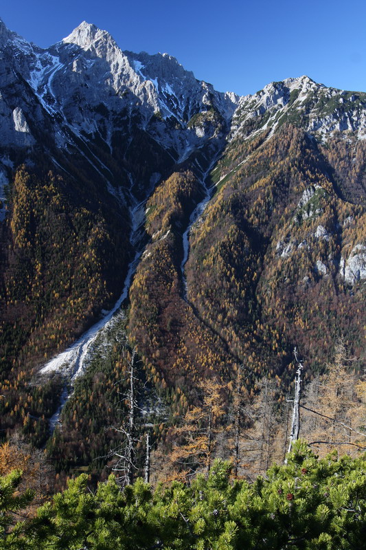Grapi Veliki in Mali Črlovec, levo Kukova špica, desno Vrtaško sleme; Foto: V. Habjan