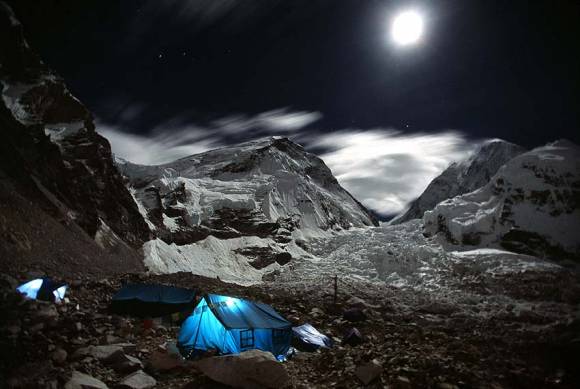 Mrzla in vetrovna romantika. Zadnja noč v baznem taboru pod Everestom. (Foto: Urban Golob)